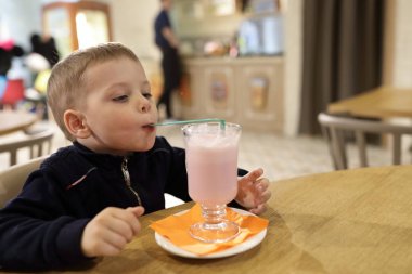 Çocuk milkshake vardır