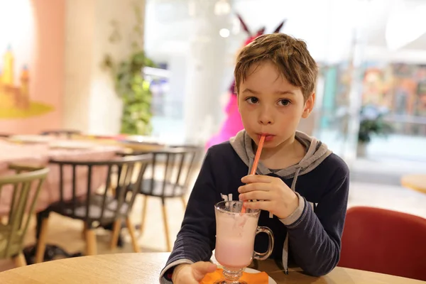 Pojken har milkshake — Stockfoto