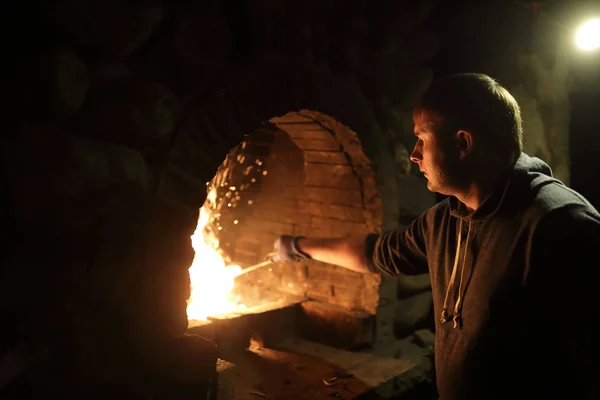 Homem preparando fogo no fogão — Fotografia de Stock