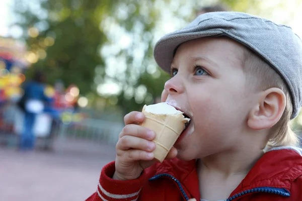 Ragazzo che mangia gelato — Foto Stock