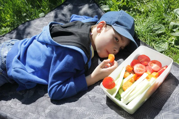 Jongen liggend op de rug — Stockfoto