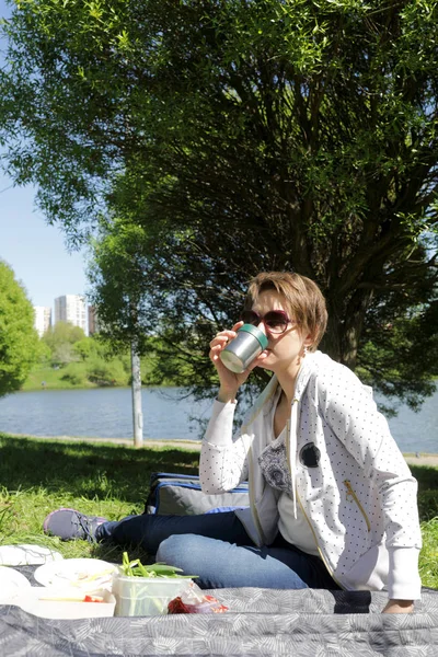 Mujer tiene té en el picnic — Foto de Stock