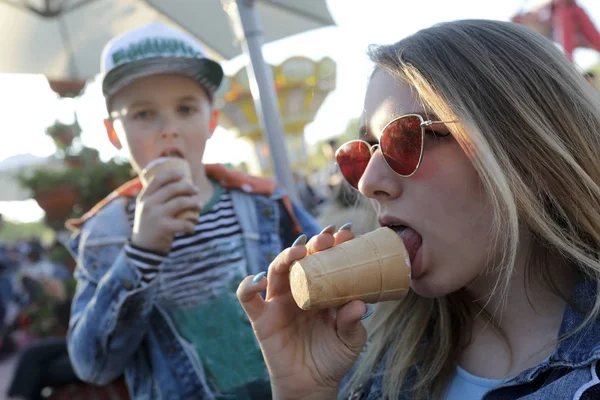 Adolescente comiendo helado — Foto de Stock