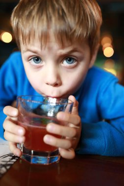 Çocuğun meyve suyu var.