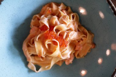 Tabakta deniz ürünleri fettuccine