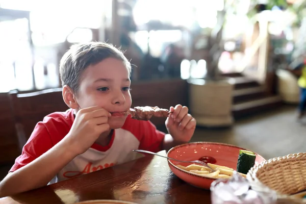 Criança Comendo Carne Frango Restaurante — Fotografia de Stock