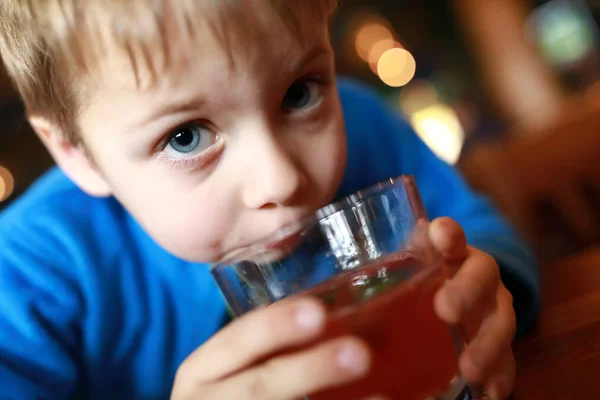 Niño tiene bebida de frutas —  Fotos de Stock