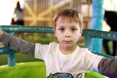 Çocuk oyun alanında dinleniyor.