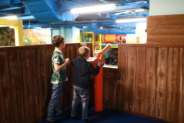 Hermanos disparando desde pistola de aire — Foto de Stock