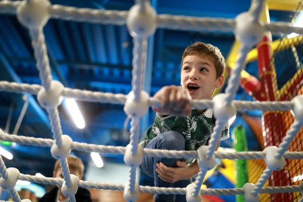 Niño arrastrándose en la red de cuerda — Foto de Stock