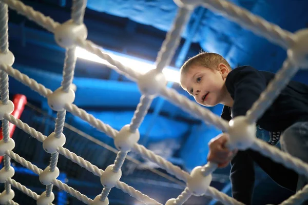 Kid crawling on rope net — Stock Photo, Image