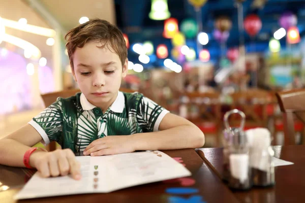 Bambino che sceglie piatto nel menu — Foto Stock