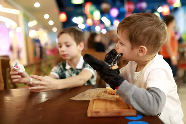 Ragazzo che mangia cheeseburger — Foto Stock