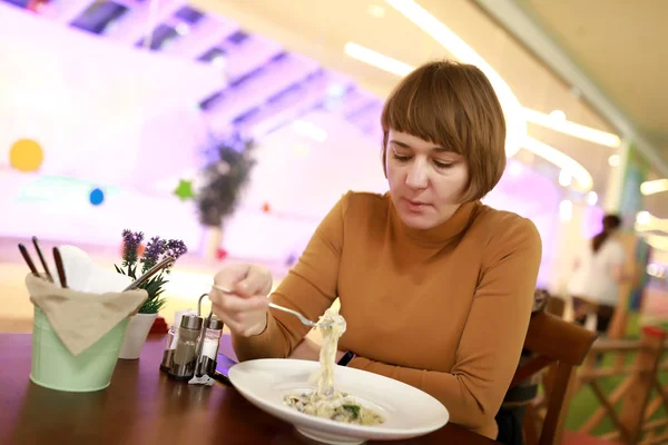 Mulher comendo fettuccine — Fotografia de Stock