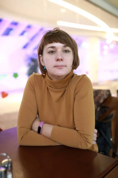 Vrouw in restaurant — Stockfoto