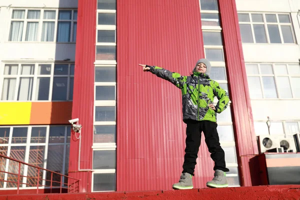 Barn på byggnadens bakgrund — Stockfoto