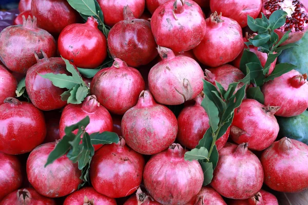 Buah delima di pasar — Stok Foto