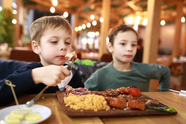 Jongens die kebab eten — Stockfoto