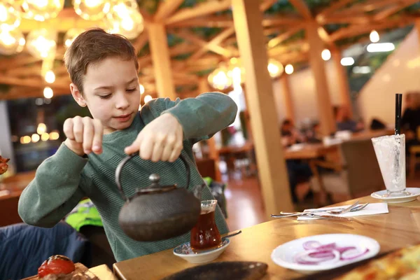 터키 유리에 차를 붓는 소년 — 스톡 사진