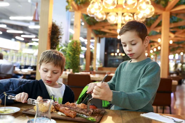 Crianças comendo kebabs — Fotografia de Stock
