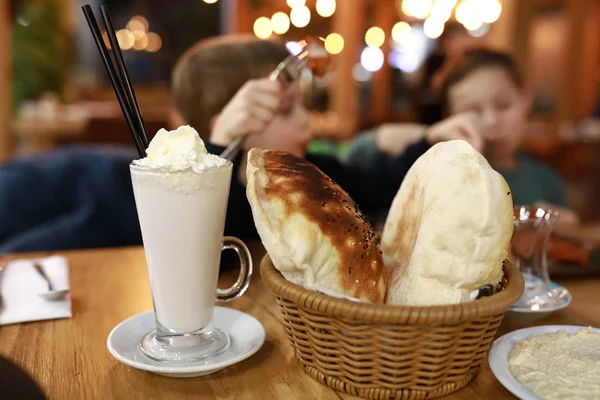 Turecký chléb a sklenice mléčného koktejlu — Stock fotografie