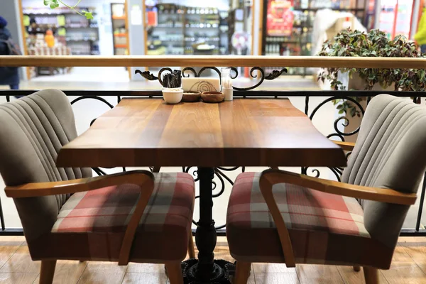 Tavolo da pranzo in legno — Foto Stock