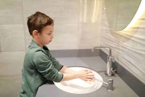 儿童洗他的手 — 图库照片