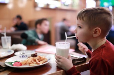 Milkshake içme çocuk