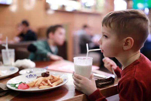 Dziecko pić milkshake — Zdjęcie stockowe