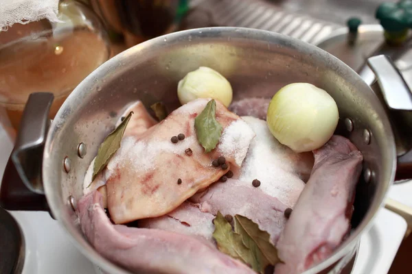 대접에 든 돼지고기 고기 — 스톡 사진
