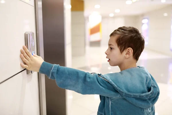 Child calls elevator — Stock Photo, Image