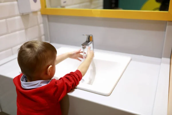 Bambino che si lava le mani — Foto Stock