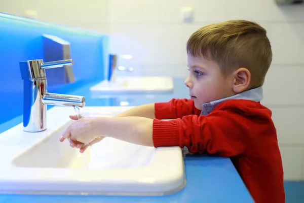 儿童洗他的手 — 图库照片