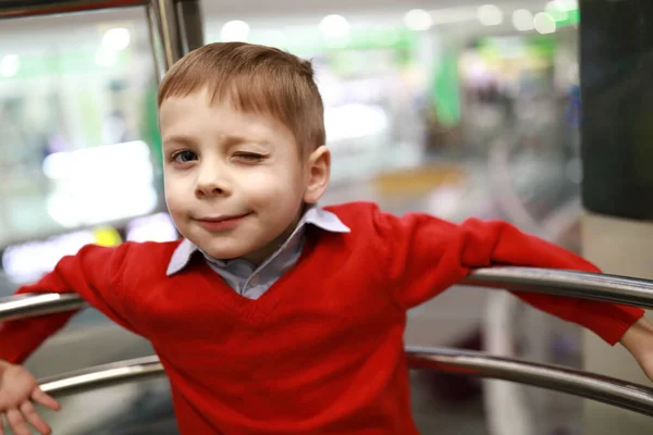Подмигивающий ребенок в лифте — стоковое фото