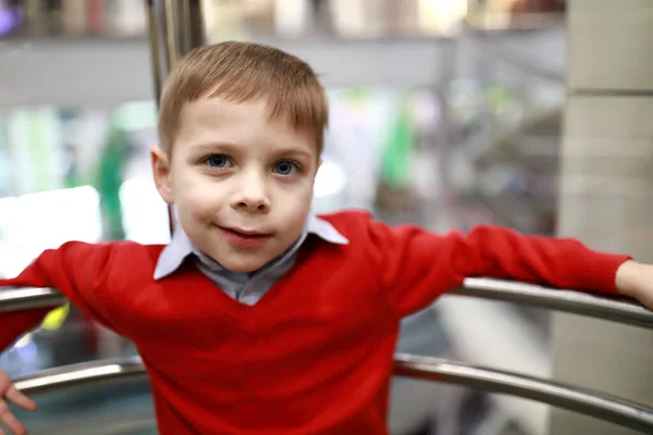Улыбающийся ребенок в лифте — стоковое фото