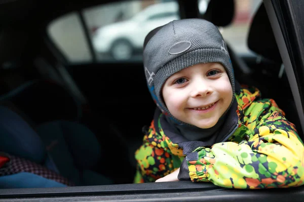 Малыш смотрит в окно машины — стоковое фото