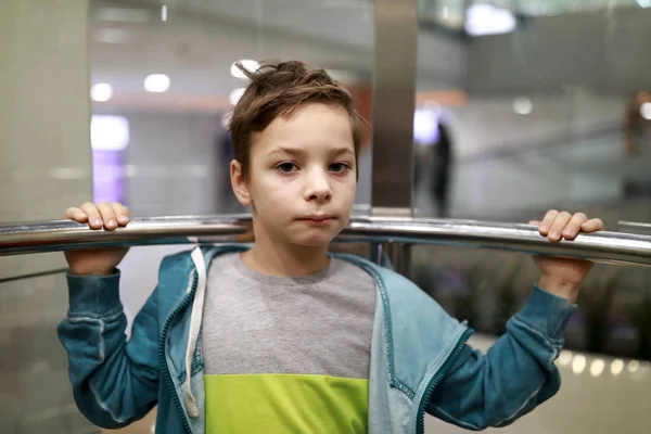 Enfant sérieux dans l'ascenseur — Photo