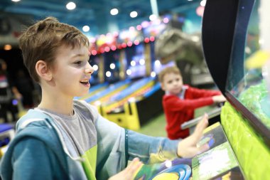 Lunaparkta oynayan çocuklar