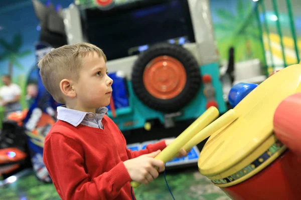 Boy playing drum — Stock Photo, Image