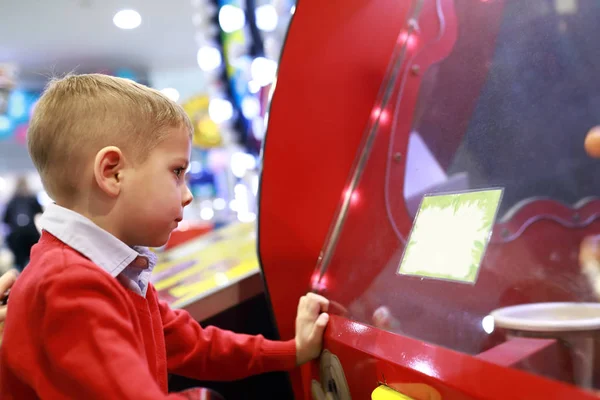 Menino brincando no parque de diversões — Fotografia de Stock