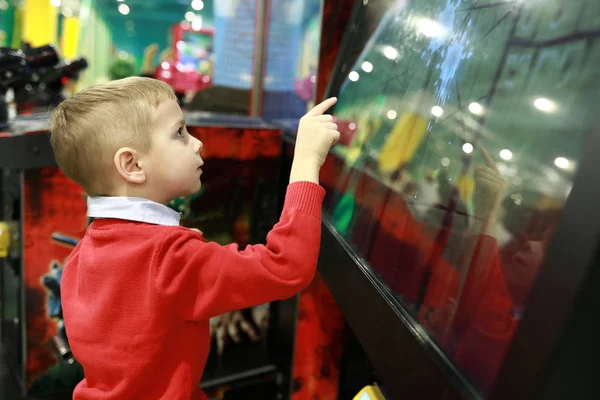 Chlapec hraje hru na dotykovém displeji — Stock fotografie