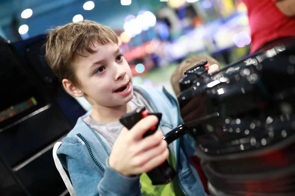 Criança dispara brinquedo metralhadora — Fotografia de Stock