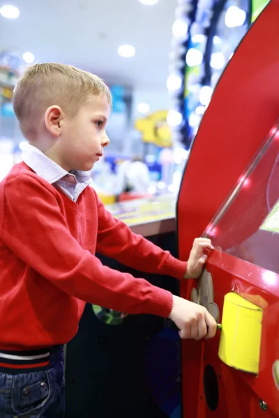 Gyerek játszik a vidámparkban — Stock Fotó