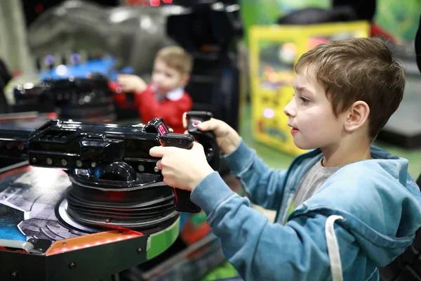 Kid gra zabawkę karabin maszynowy — Zdjęcie stockowe