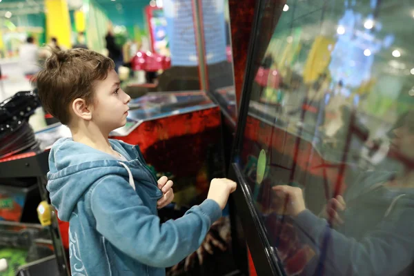 Kid joga jogo na tela sensível ao toque — Fotografia de Stock