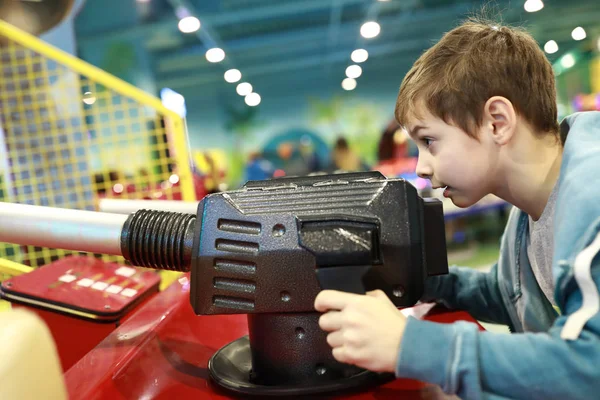 Kid plays toy gun — Stock Photo, Image