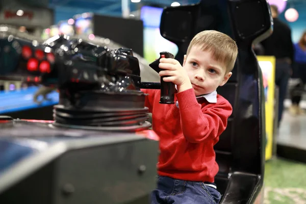 Kid shoots toy machine gun — Stock Photo, Image