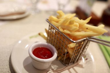 Patates kızartması ve ketçaplı tabak.
