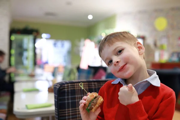 Gyerek eszik mini burger — Stock Fotó