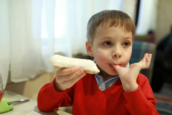 Niño lame su dedo — Foto de Stock